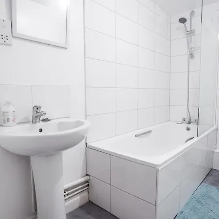 Warden Rd - Location Long By Shortstayuk Apartment